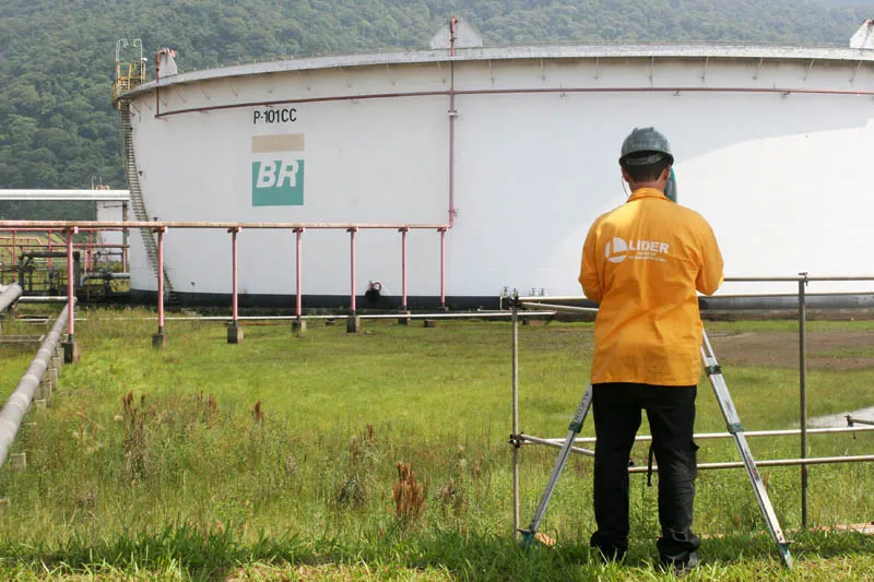 Profissional da Líder Topografia realizando levantamento em área industrial
